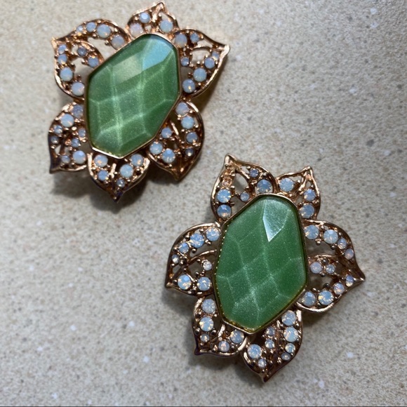 Jewelry - Green & Iridescent Stone Clip On Earrings